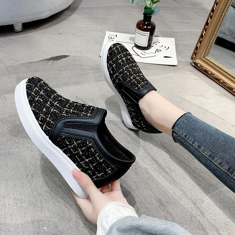 Versión coreana de zapatos blancos pequeños para mujer 2024 Primavera/Novedad de verano zapatos informales transpirables interiores elevados para mujer