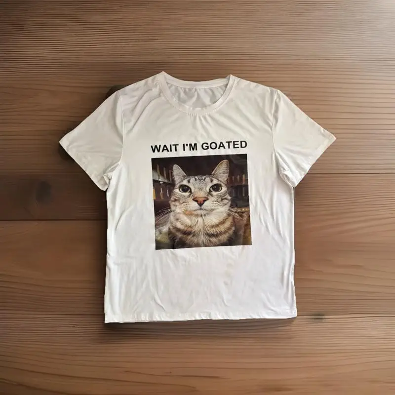 

Wait I'm Goated 2XL Белая винтажная мужская футболка с забавным мемом и юмором