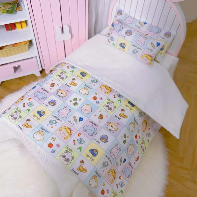 1:12 tempat tidur rumah boneka empat bagian Set rumah boneka kamar tidur seprai Quilt dekorasi bantal boneka rumah ornamen pemandangan mikro