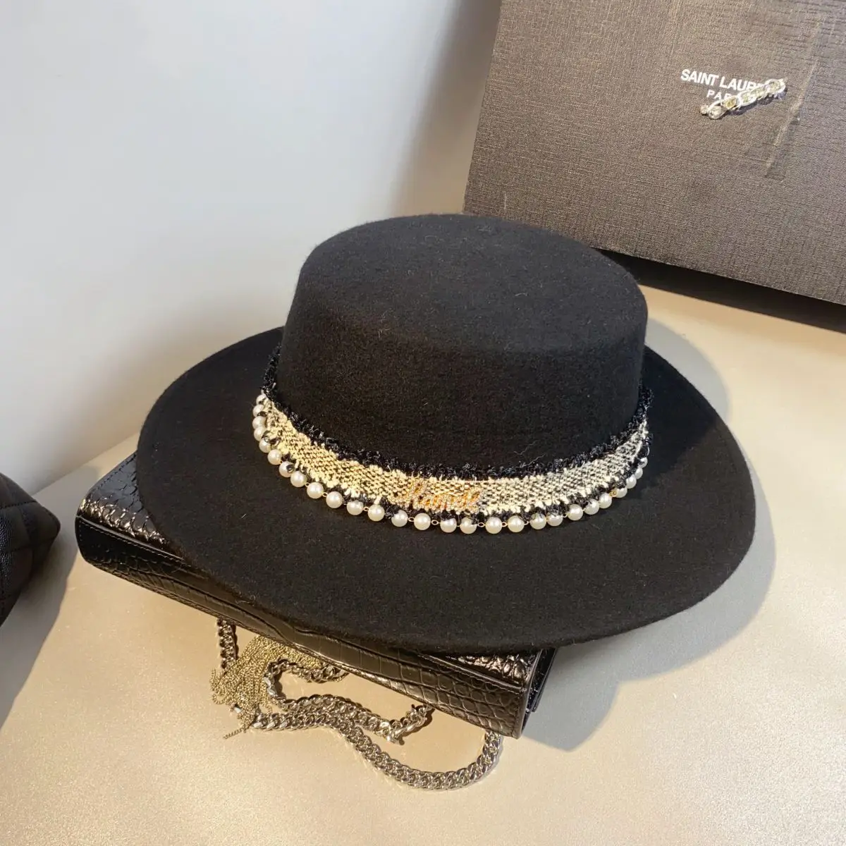 English style all-purpose wool fedora with flat top and small fragrant pearl chain for women\'s winter fashion letter top hat