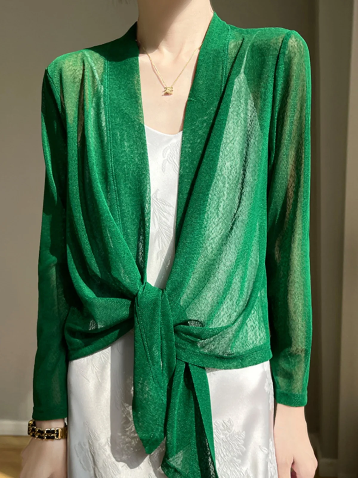 เสื้อคลุมกันแดดสำหรับผู้หญิง ผ้าเนื้อนุ่ม ระบายอากาศได้ดี เหมาะสำหรับใส่คลุมเสื้อผ้าในฤดูร้อน ฤดูใบไม้ผลิ และฤดูใบไม้ร่วง