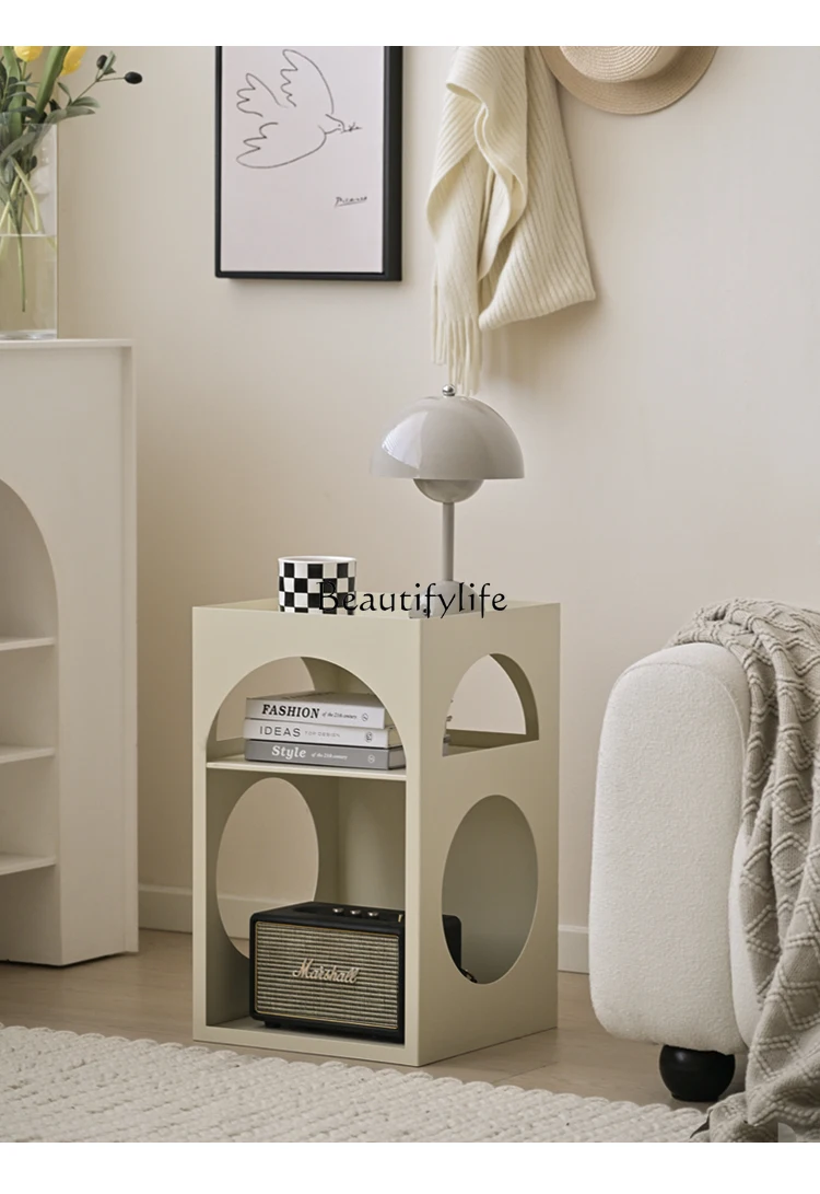 *طاولة بجانب السرير من الحديد المطاوع بالرياح الكريمية طاولة بجانب السرير إبداعية صغيرة