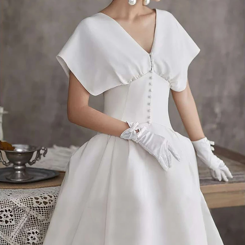 Maßgeschneidertes Vintage-Hochzeitskleid aus weichem Satin im französischen Stil, einfacher V-Ausschnitt, kurze Ärmel, Knöpfe, Hepburn-Reißverschluss, Retro-Brautkleider