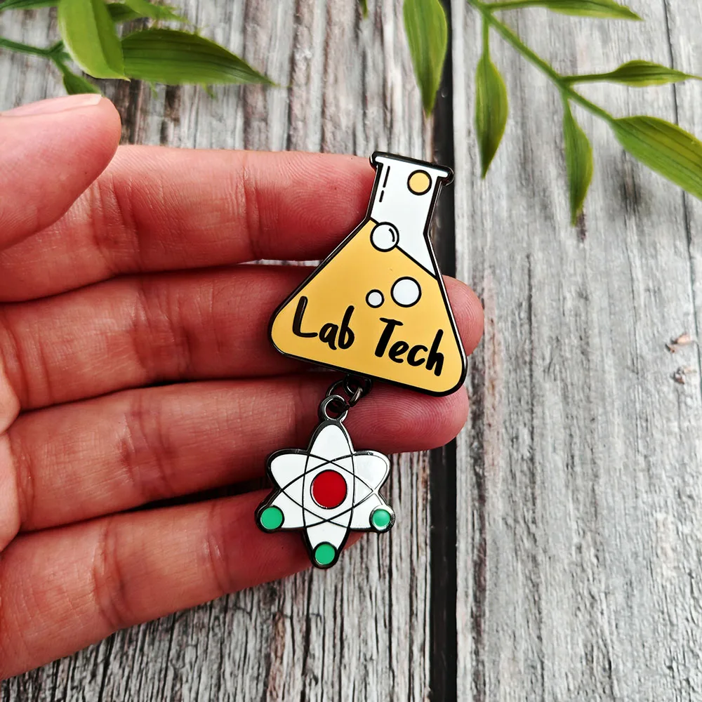مختبر التكنولوجيا البحث العلمي بروش مخروط على شكل قارورة الذرية شارة الموظفين التجريبية مع قلادة المينا دبوس الملحقات