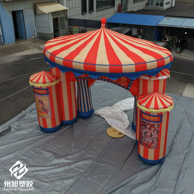 Ein riesiger aufblasbarer Zirkusbogen, ausgestattet mit einem Gebläse, als Dekoartikel für Zirkusaufführungen im Freien