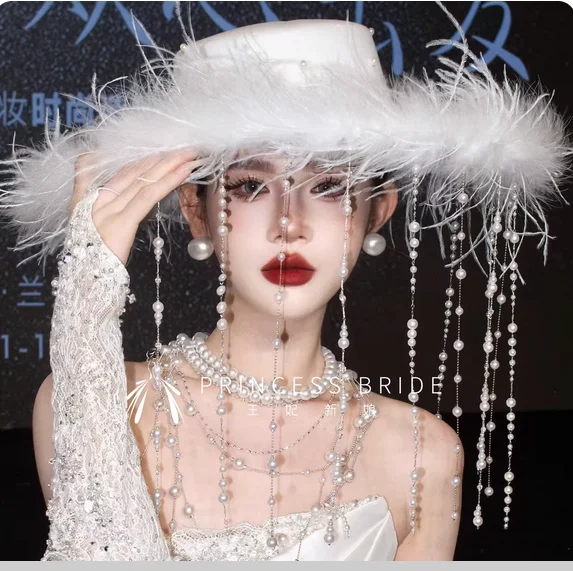 

Новая индивидуальная уличная стрельба на подиуме с белыми перьями и жемчугом, маска с кисточками, подарочная шляпа, свадебная невеста, форма из шляпы.