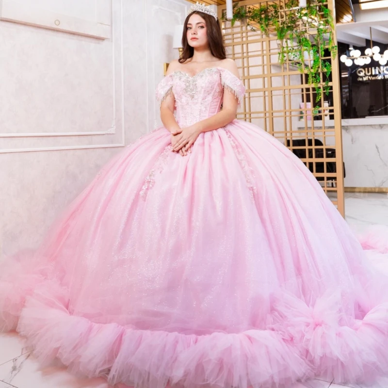

Розовые блестящие платья Quinceanera с открытыми плечами, аппликация, кружево, бисер, кристаллы, многоуровневое тюлевое платье для вечеринки, дня рождения, сладкое платье 16, Vestidos