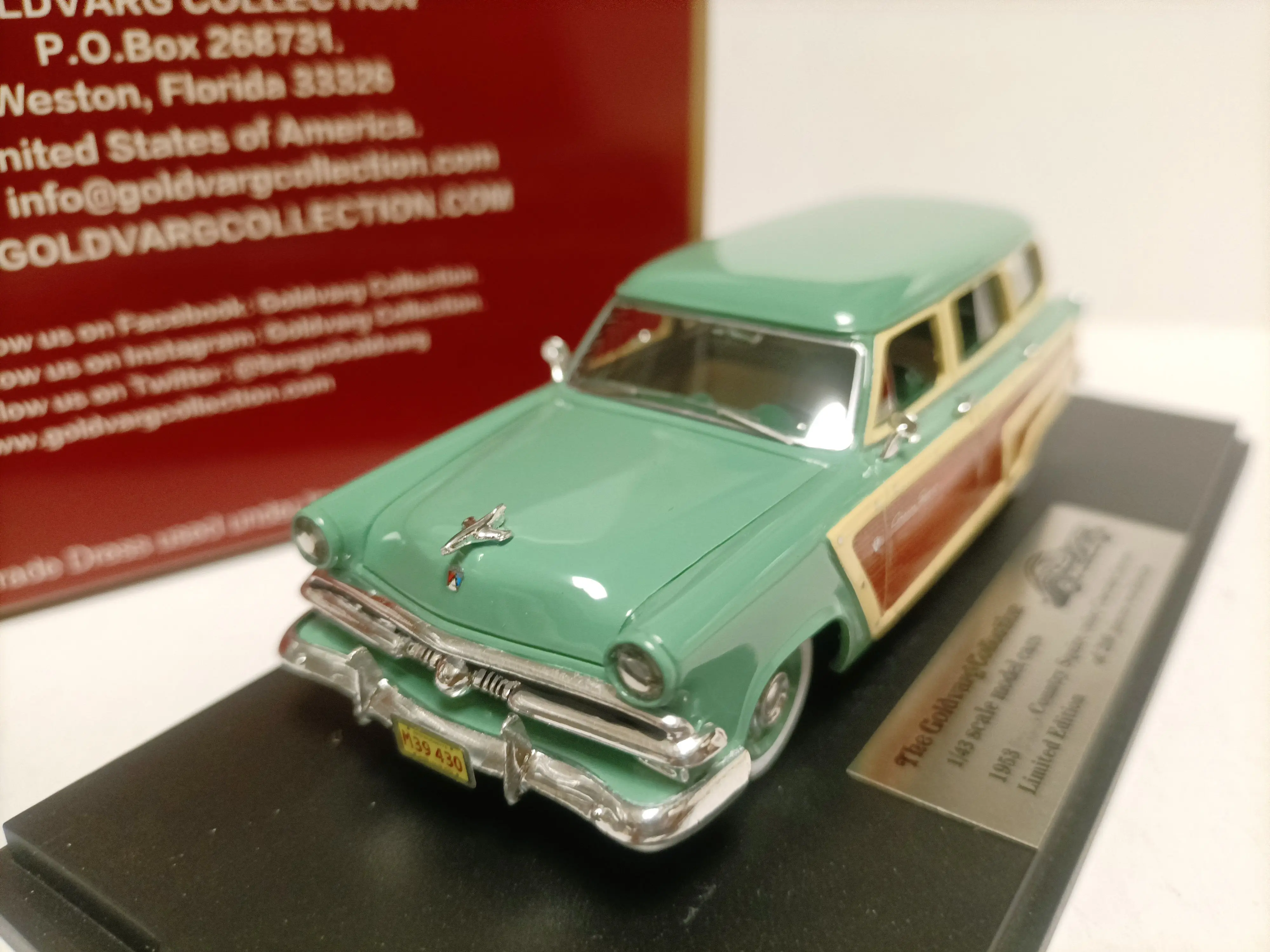 Goldvary 1:43 Country Square 1953 Green Vintage Car Simulation Limited Edition Resin Metal Static Car Model Toy Gift