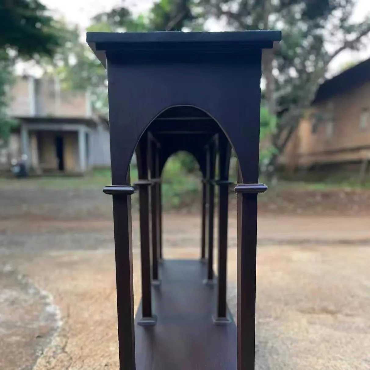 أريكة طاولة كونسول قديمة وحديثة وبسيطة، وطاولة عرض خلفية مناسبة لممر فندق المدخل العائلي أو البهو