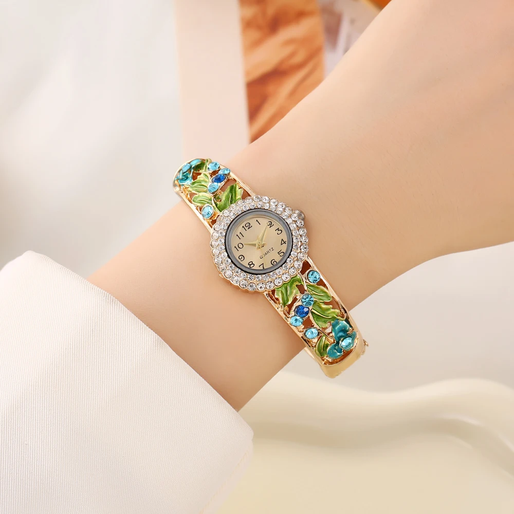 2025 جديد Cloisonn é ريترو قصر نمط أنيق الأزهار ساعة نسائية موضة مجموعة مجوهرات متعددة الاستخدامات