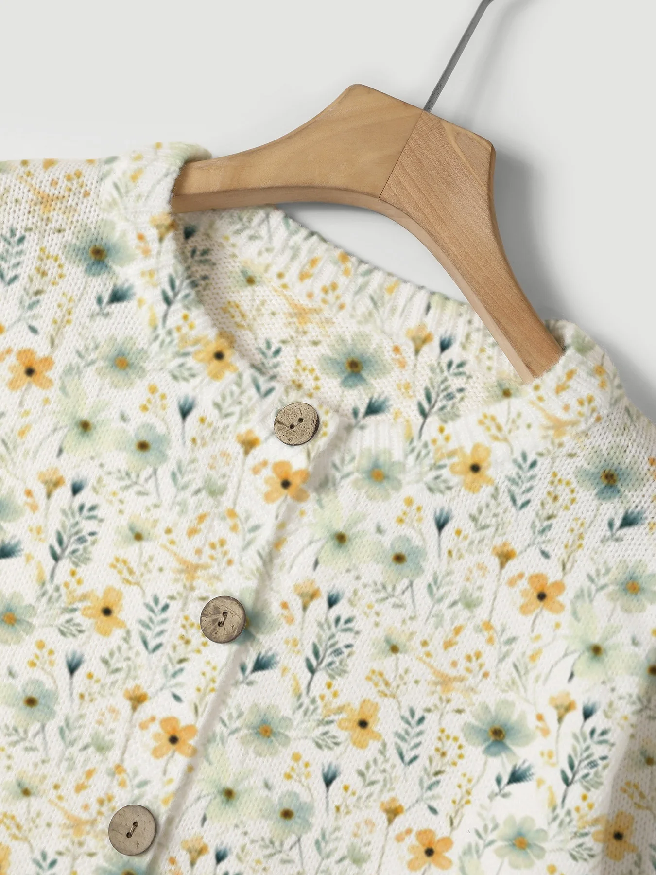 Um cardigã feminino estampado com um estilo elegante e simples de suéter de malha flor e grama, gola redonda casual e formal nós