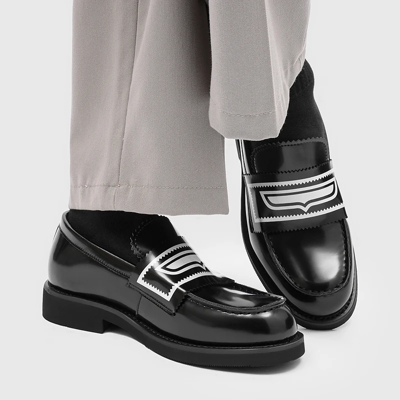 New Men Loafers Black White Color British Retro One-piece Thick-soled Fashionable Derby Shoes Social Shoes Sizes 38-46 Men Shoes