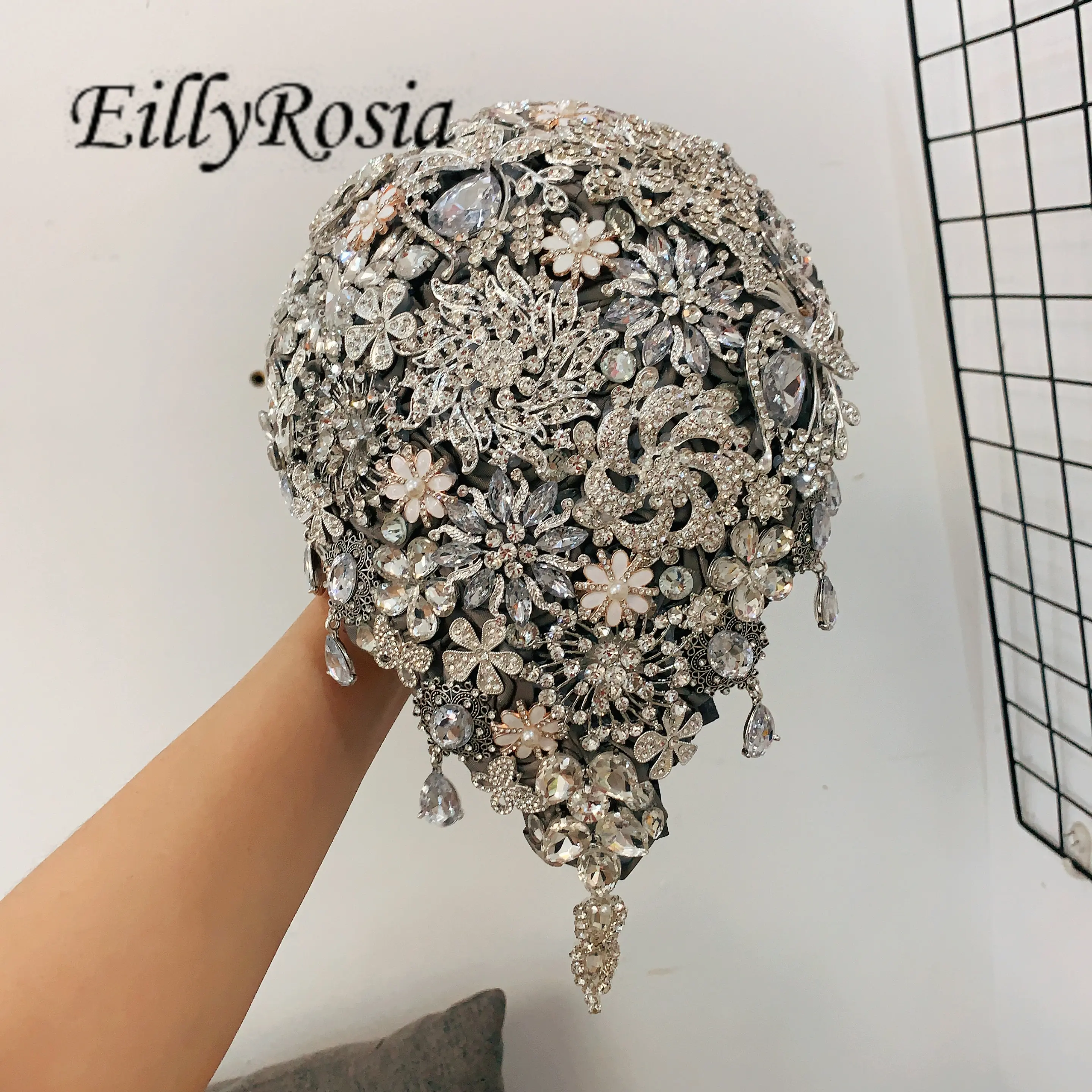 EillyRosia su ordinazione spilla di lusso Bouquet cristalli d'argento scintillanti Bouquet da sposa a goccia per rose di raso da sposa personalizzate