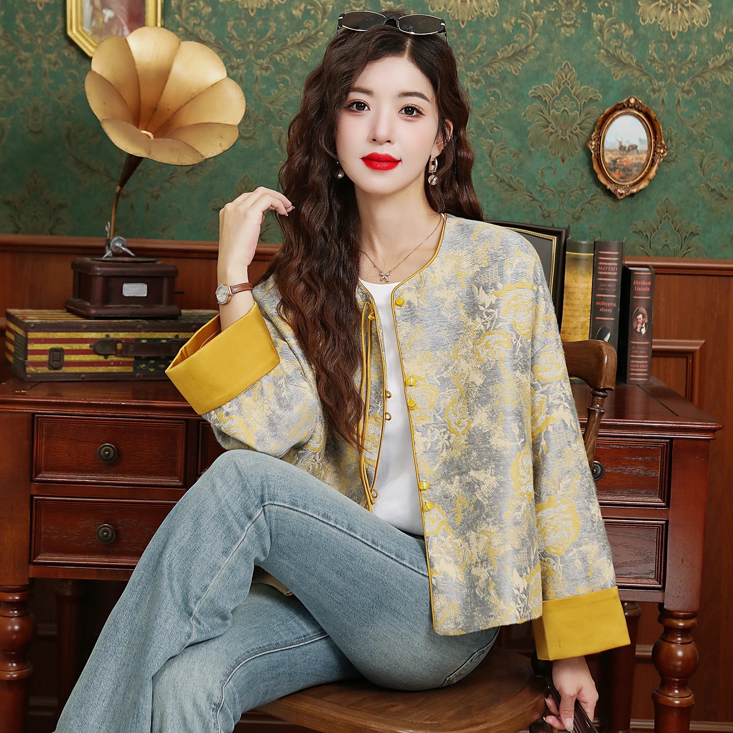 

Retro Chinese Sle ort Jaet Women's Faionable Heavy Embroidery Button up Top Sve Long round Neline Autumn Outerwear