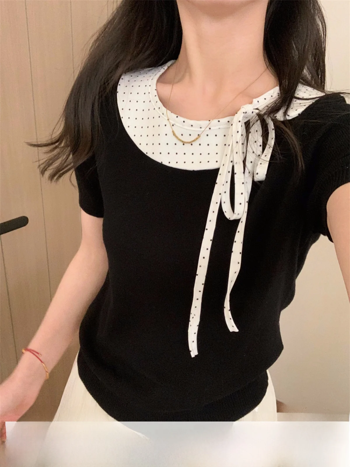 

Корейская повседневная модная футболка с воротником-стойкой и коротким рукавом, женская, весенняя новинка, с дизайнерскими вставками, вязаный топ, дышащий, мягкий, А-образный силуэт