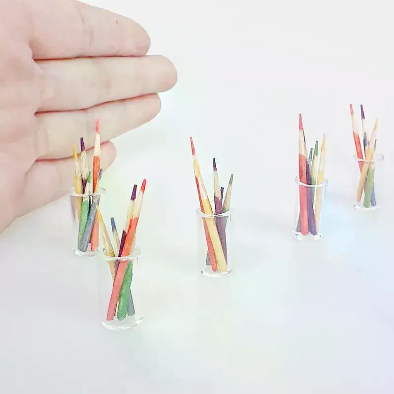 Set di 6 Accessori per Casa delle Bambole, Scena Educativa 1:12, Mini Portapenne con Matite Colorate