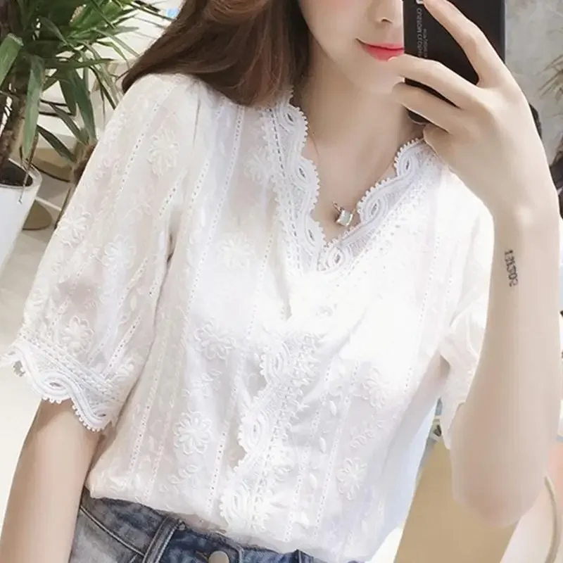 

Elegant Solid Color Spliced Lace Embroidery Blouse Women's Clothing Spring New Oversized Casual Pullovers Loose Chic Shirt X769