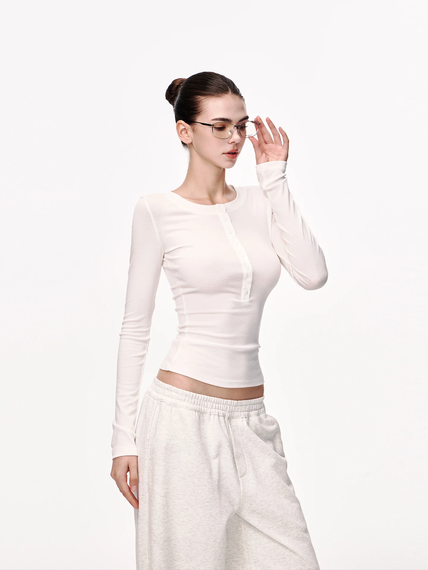 

Белая трикотажная футболка JLAUNT с длинным рукавом, женская, приталенная, повседневная, с декоративными элементами на плечах, для ношения под одеждой, весенний модный тренд