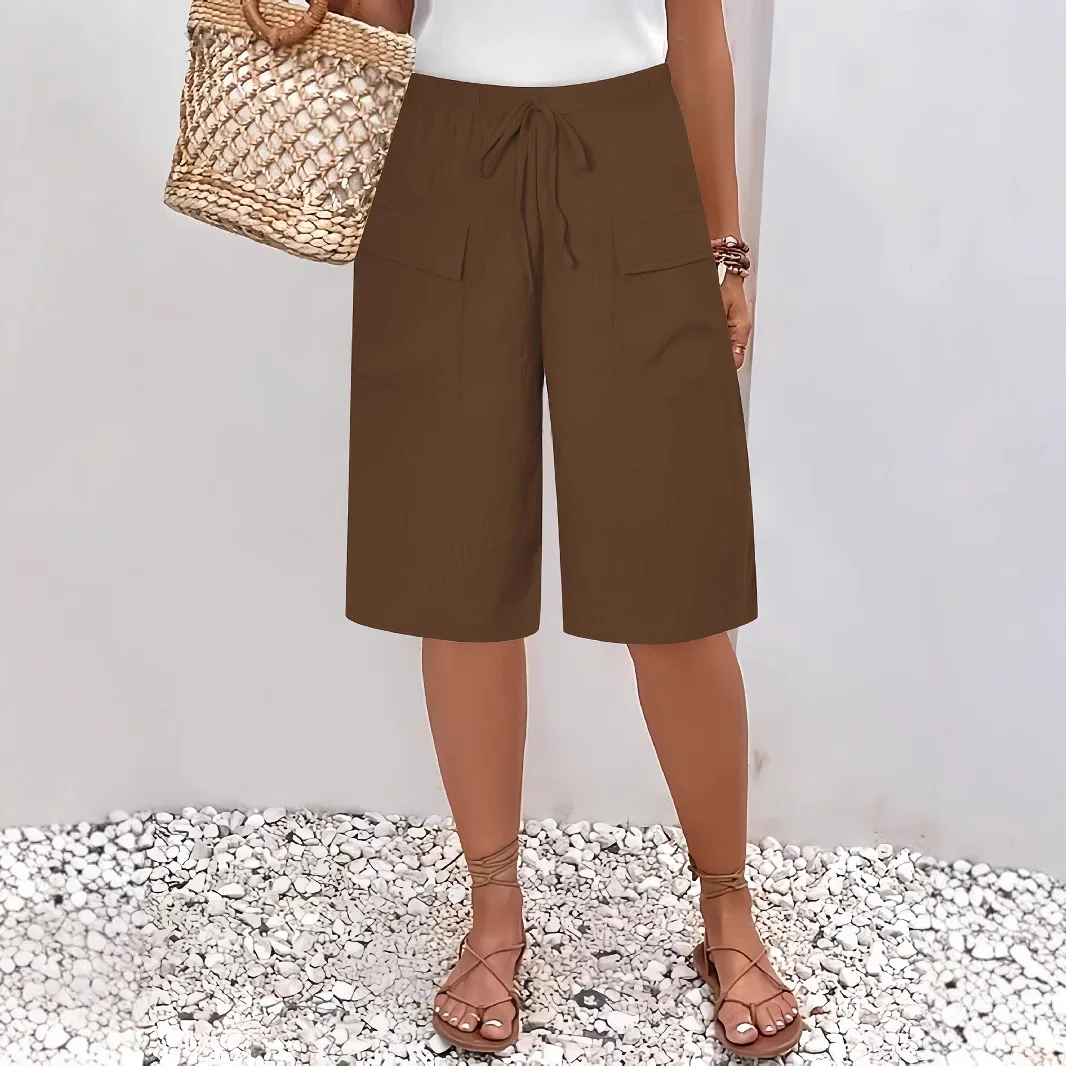 Women's mid-thigh cargo shorts, with casual and loose pockets, knee-length, suitable for daily summer wear