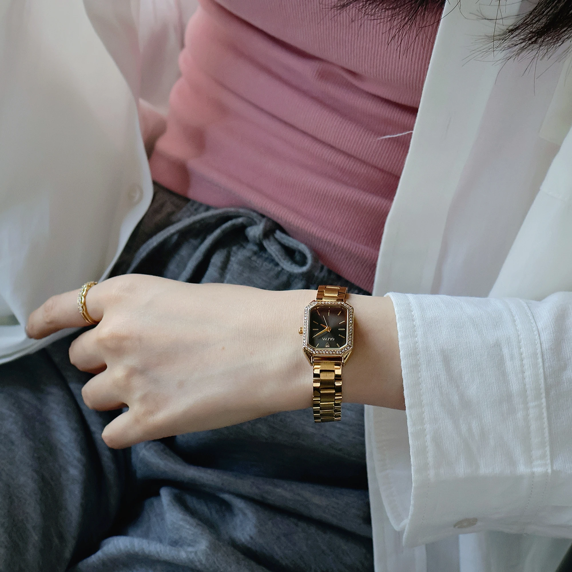 

Elegant Luxury Gold Tone Square Women Watch Crystal Bezel Black Dial Stainless Steel Band Office Casual Quartz Ladies Wristwatch