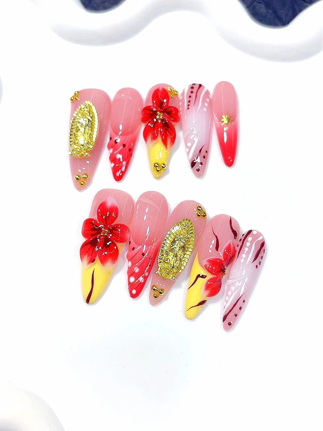 アーモンドシェイププレスオンネイル - レッドフローラル＆ゴールド聖母マリアデザイン、グリッターラインストーンフェイクネイル（女性用）（K038）