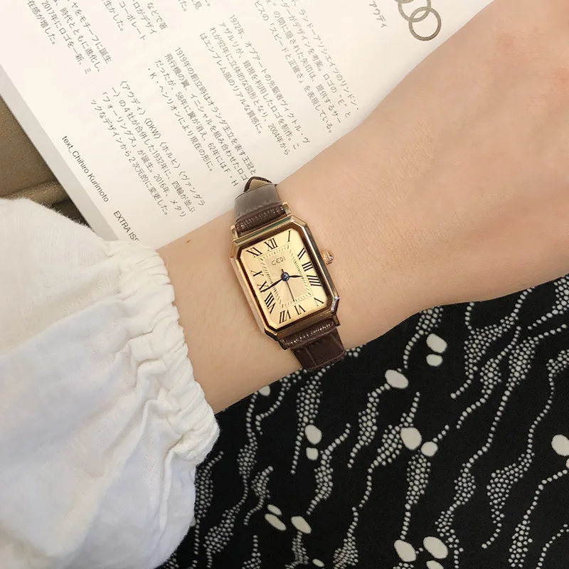 

Retro WatchFashionable Women'S WatchKorean StyleSimple Leather StrapHigh-Quality Women'S WristwatchTrendy Women'S Watch.