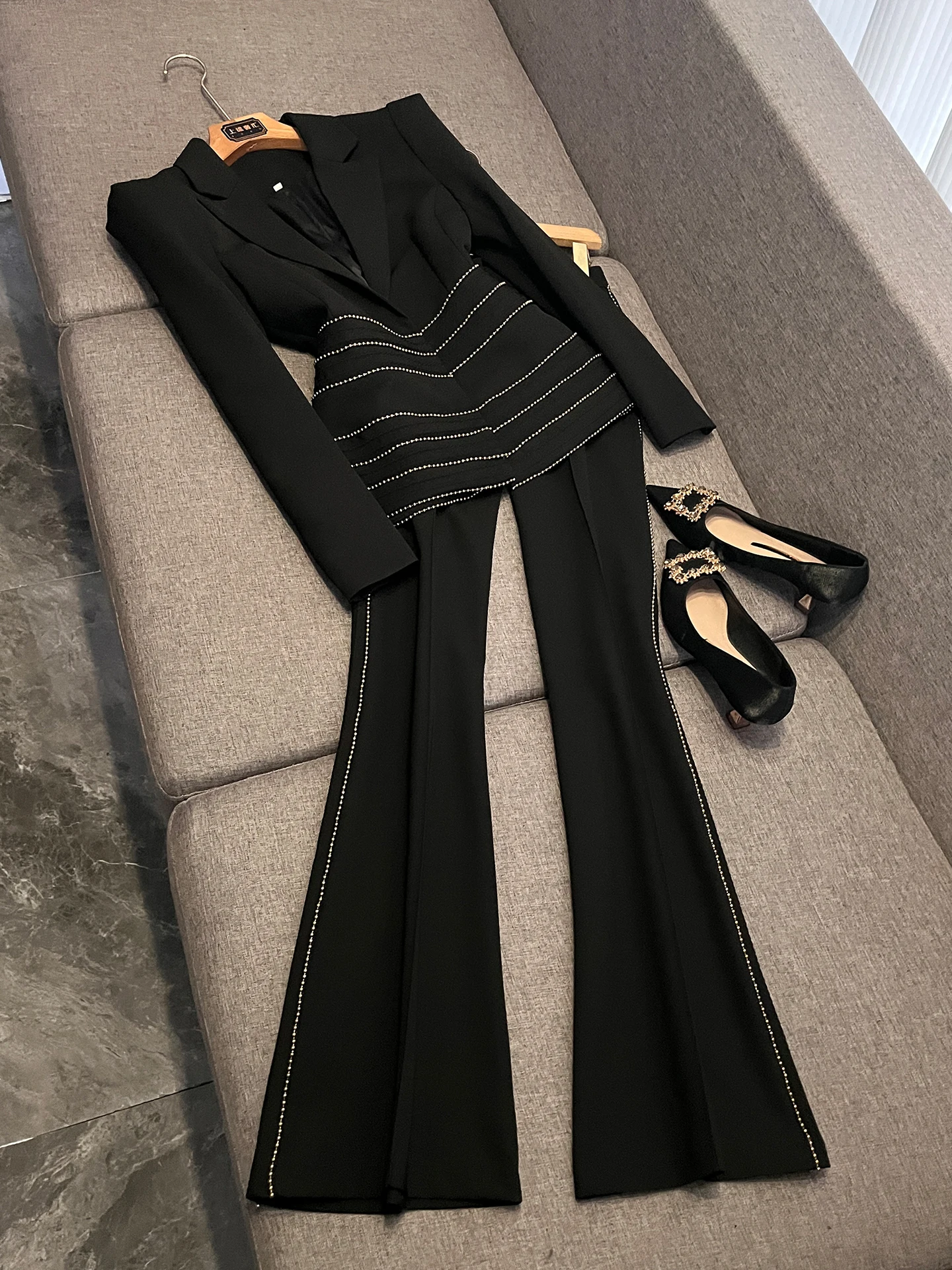 

Весенний женский костюм-двойка 2026: приталенный пиджак и брюки-клеш с высокой талией, профессиональный комплект униформы AP98