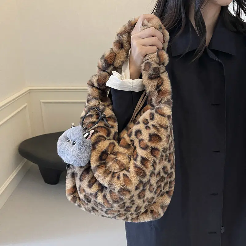 Autumn and Winter Plush Leopard Pattern Underarm Bag Trendy Retro Large Capacity Outdoor Handheld Bag