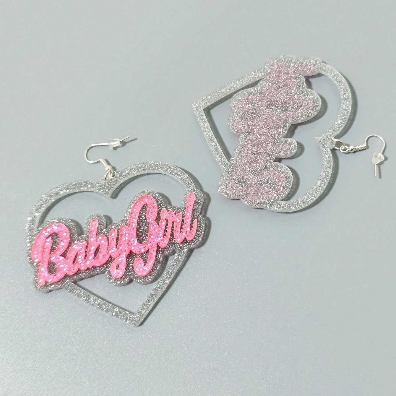 KUGUYS Herzförmige Babygirl-Babydoll-Ohrringe für Damen, glitzernder Acryl-Schmuck, Accessoires für Musikfestivals – Detail 7