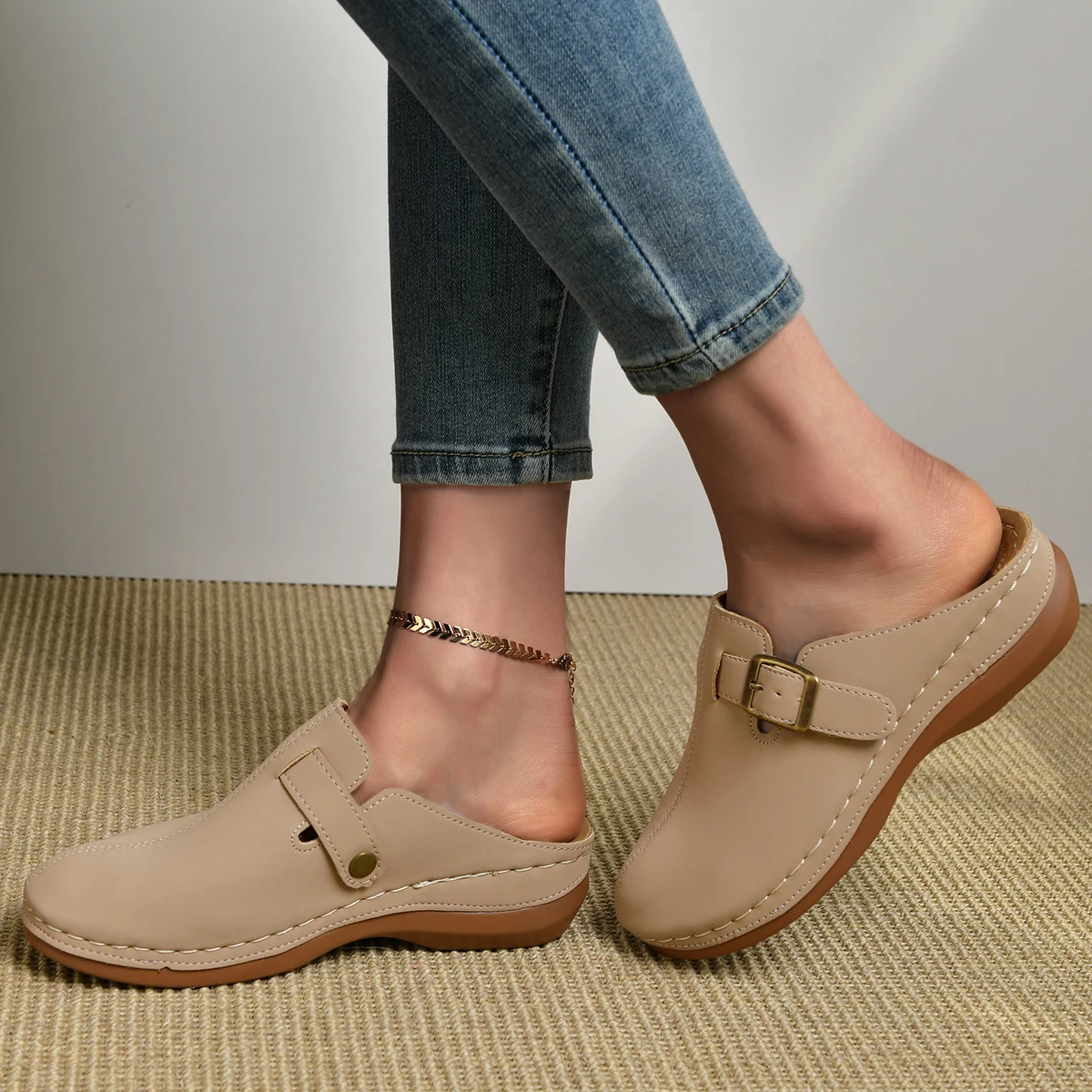 

Женские сандалии без шнуровки на платформе с круглым носком и металлической пряжкой, модные многофункциональные пляжные сандалии на танкетке и толстой подошве, подходящие для богемного стиля, вечеринок, отпуска