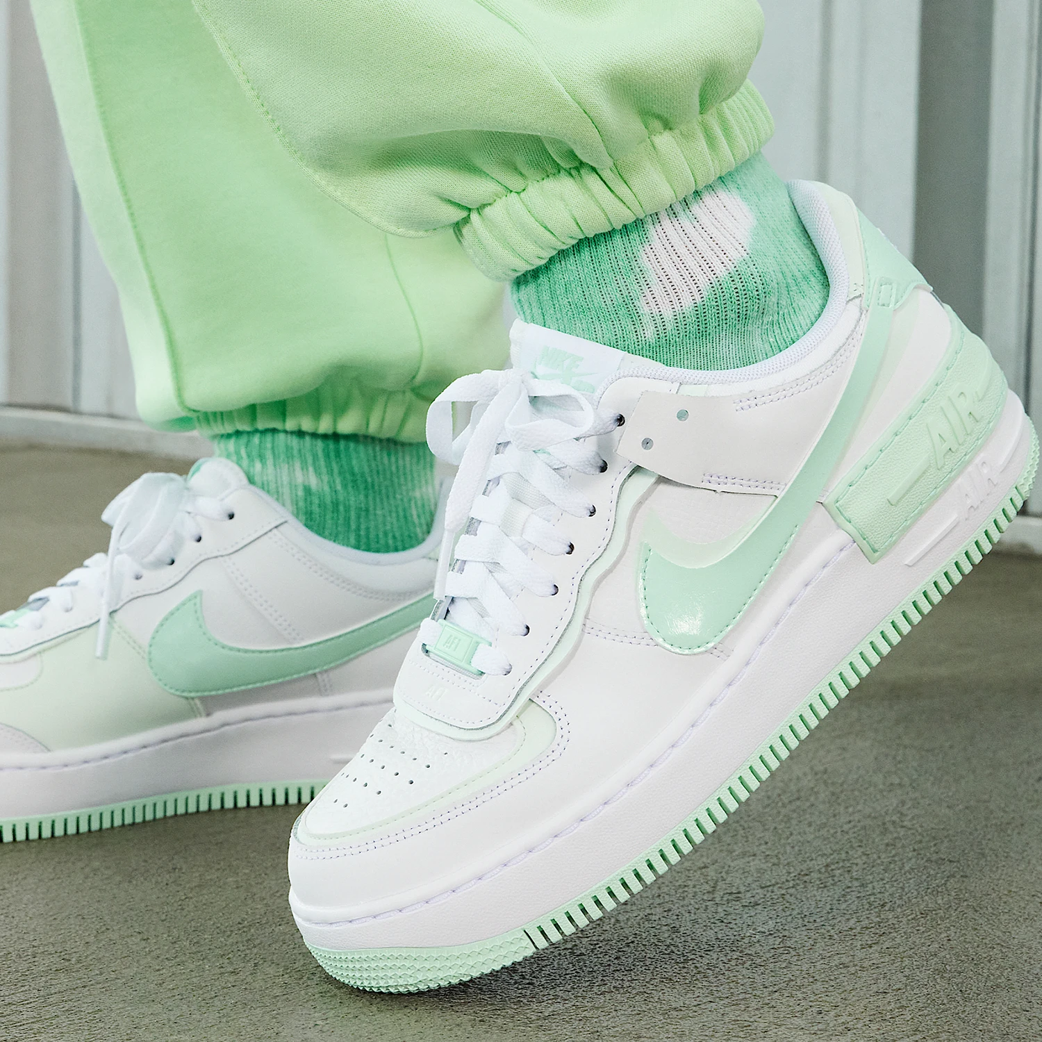 

Официальные женские классические кроссовки Nike AIR FORCE 1, низкие кеды на толстой подошве FZ3773-100