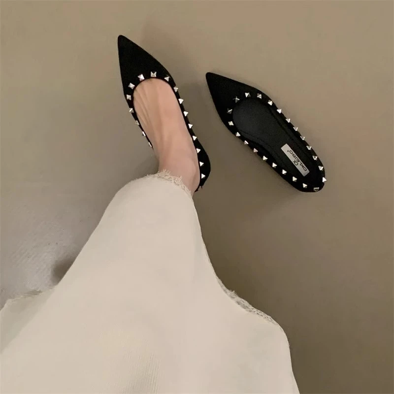Sepatu Flat-bottomed Fashion Musim Semi dan Gugur 2025 dengan Rivet Dekoratif, Model Shallow, Ujung Runcing Elegan, dan Potongan Rendah.