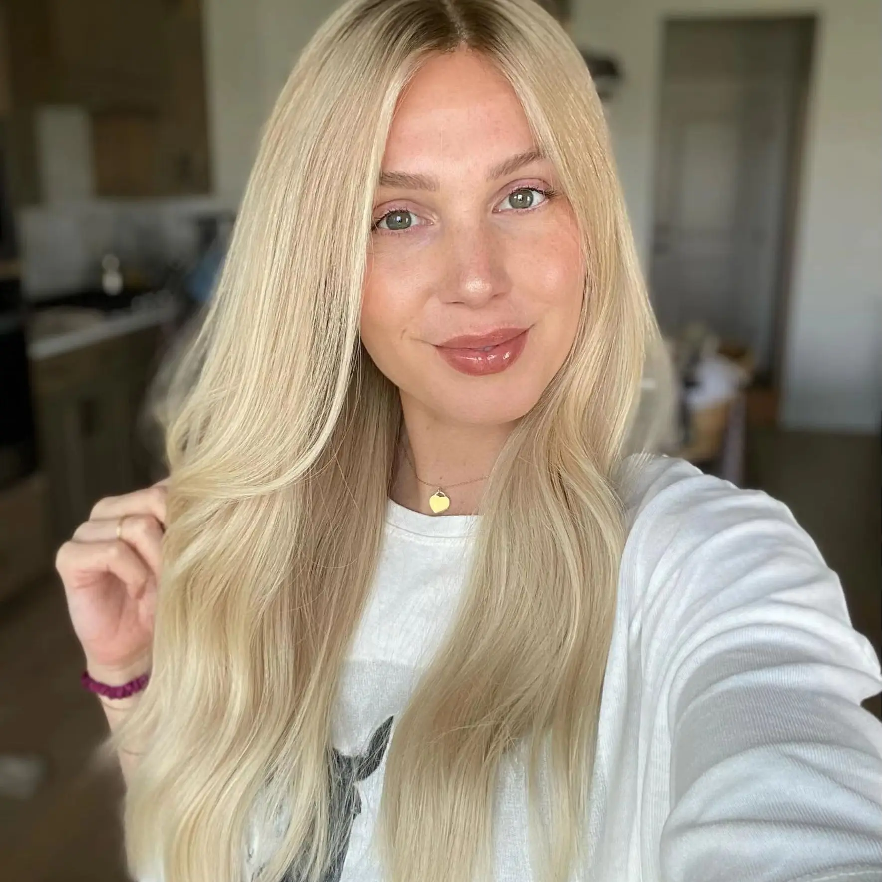 Soft Slightly Wave Light Blonde Synthetic Wigs With Dark Roots Middle Parting New Style Futura Wig Original Factory Cheap Wigs