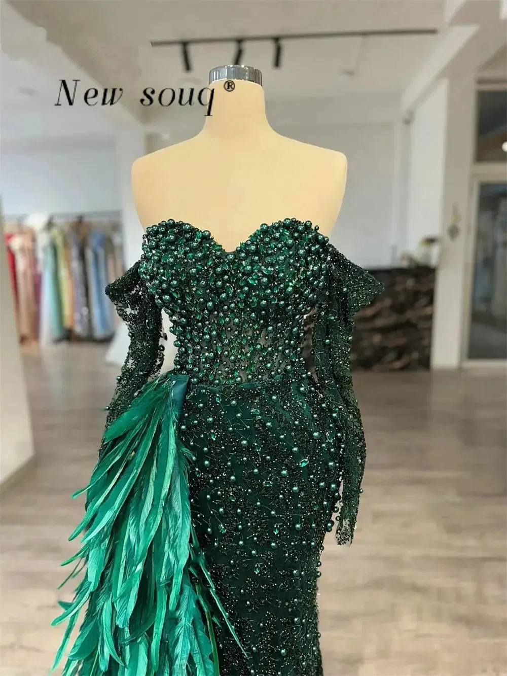 

Dark Green Pearls Beaded Sweetheart Neck Evening Dresses with Side Feathered Train Customized Wedding Party Gowns for Women