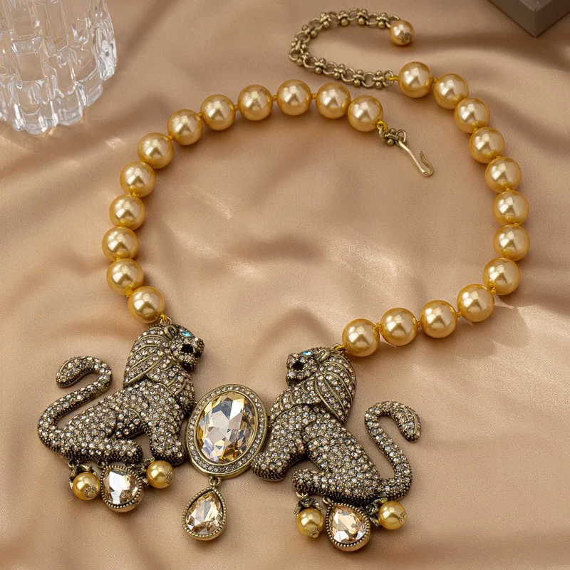 European and American Fashion Trend Antique Glass Pearl Lion Full Diamond Necklace