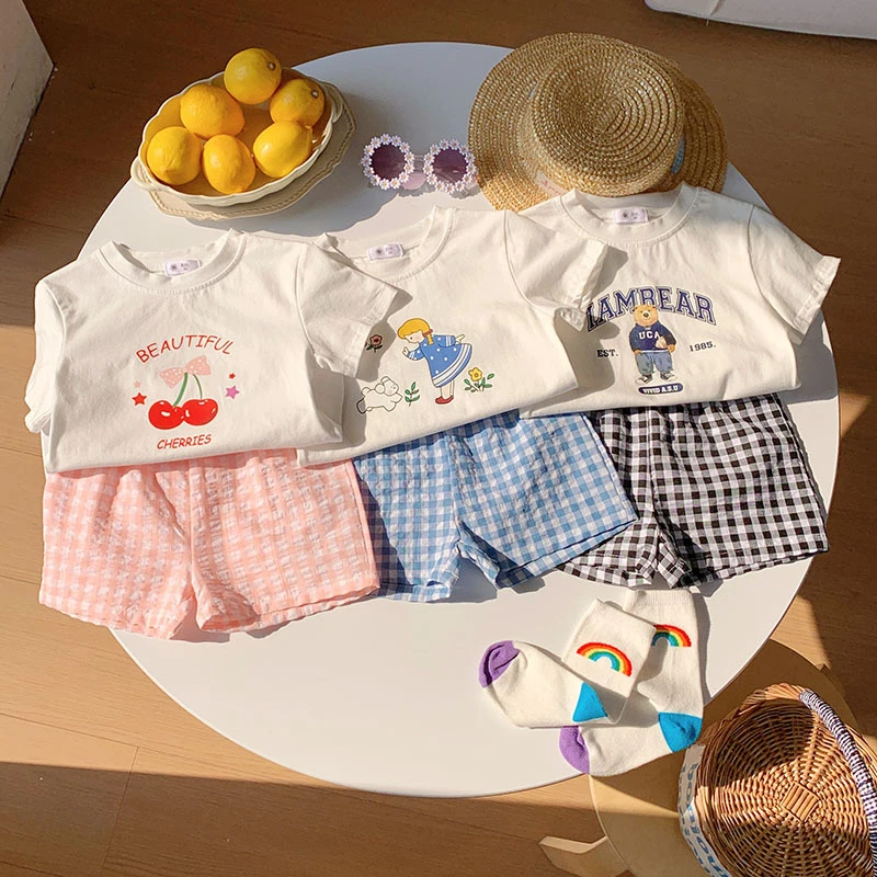 Kind Neues Cartoon-T-Shirt + karierte Shorts Mädchen Niedliche Rundhals-T-Shirts Lose Shorts 2-teiliges Set Print Tops Outfits Sommerkostüm