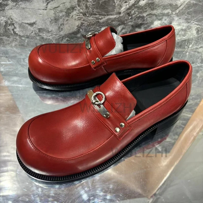 

Red Derby Patent Leather Big Toe Loafers Men Round Casual Metal Chain Black Low Heel Flat Shoes Party Summer Suit Evening Shoes