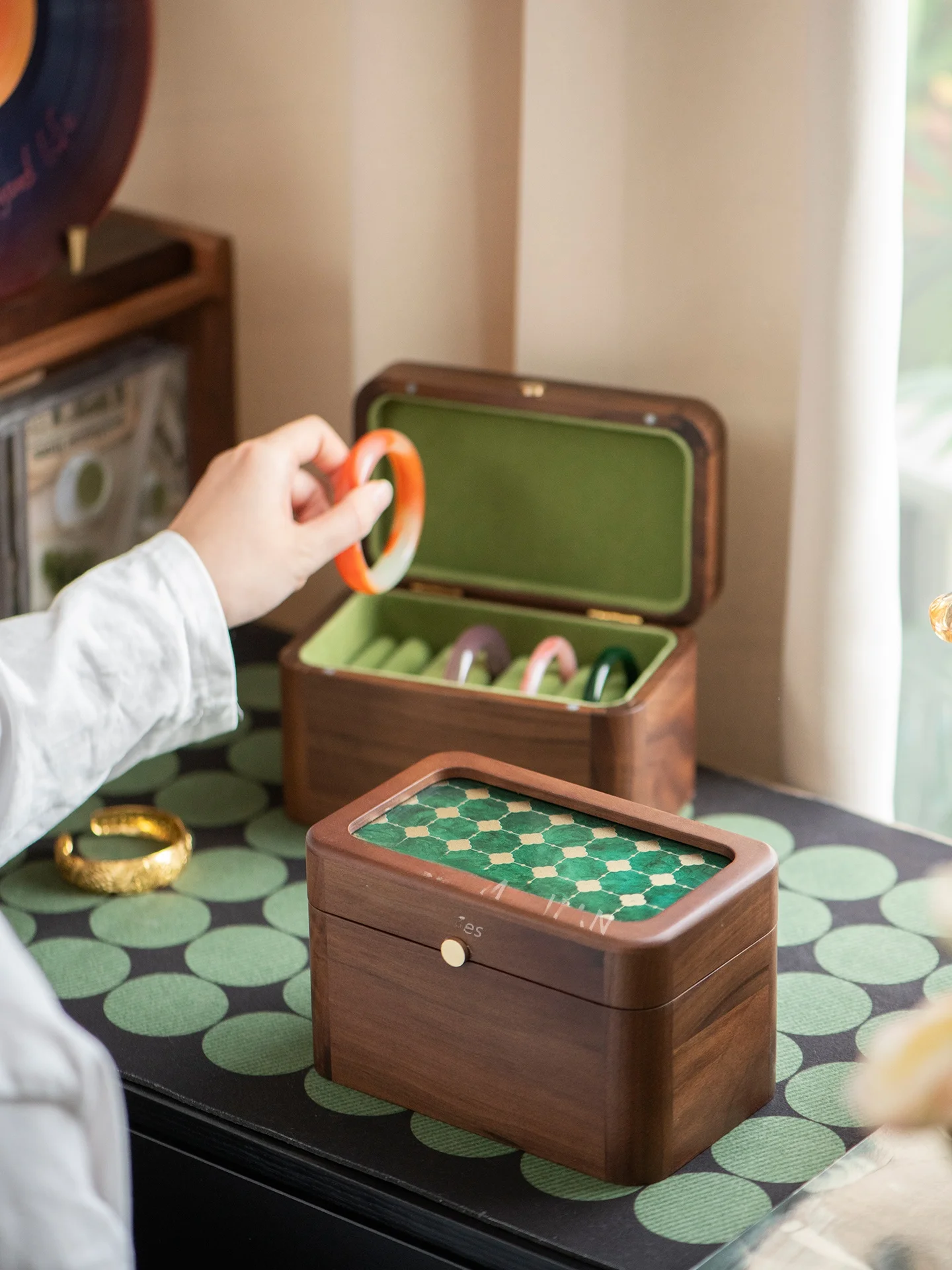 

Роскошная деревянная шкатулка для браслетов из черного ореха, винтажный настольный органайзер ручной работы для поколения 80-х