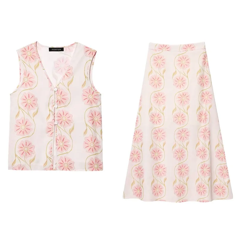 Letni zestaw damski 2025: nowa moda, lniany top z nadrukiem, zapinany na guziki, dekolt w serek, dopasowany krój, spódnica do połowy uda, odpowiedni dla kobiet w wieku 25-35 lat.