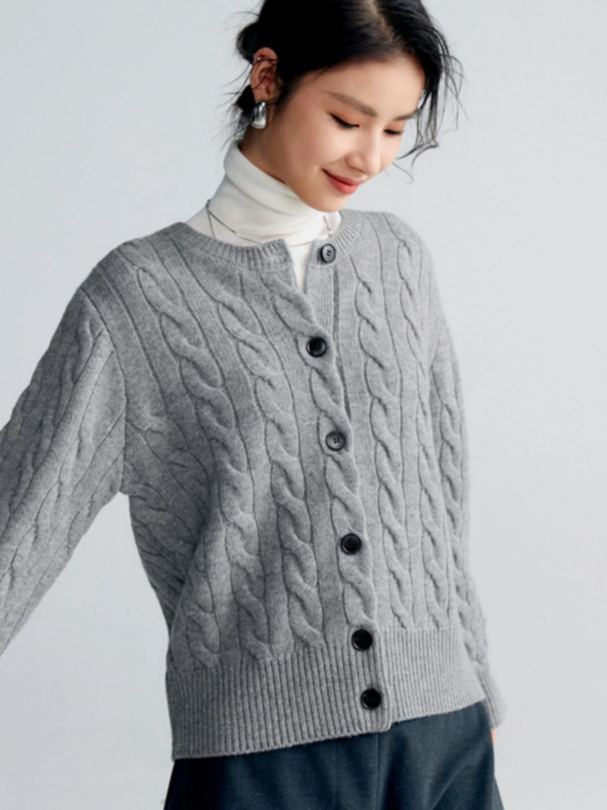Autumn and winter thick pure cashmere cardigan women's round neck loose twist sweater coat casual knitting outside.