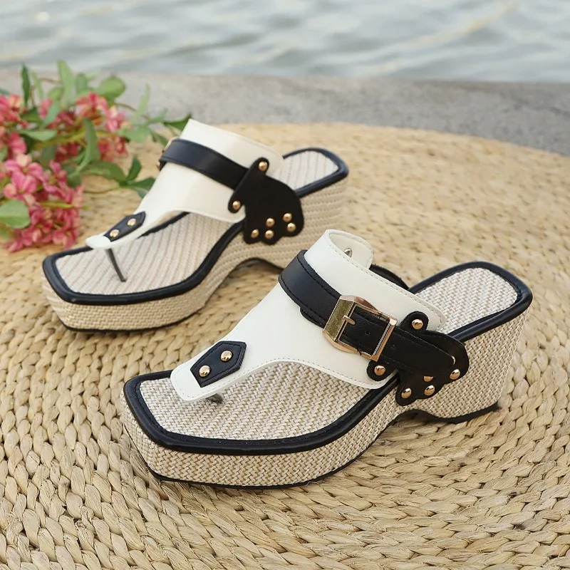 

2025 Summer New Heeled Sandals for Women Slope Heel Thick Soled Metal Buckle with Rivet Straight Slippers Beach Women's Shoes슬리퍼