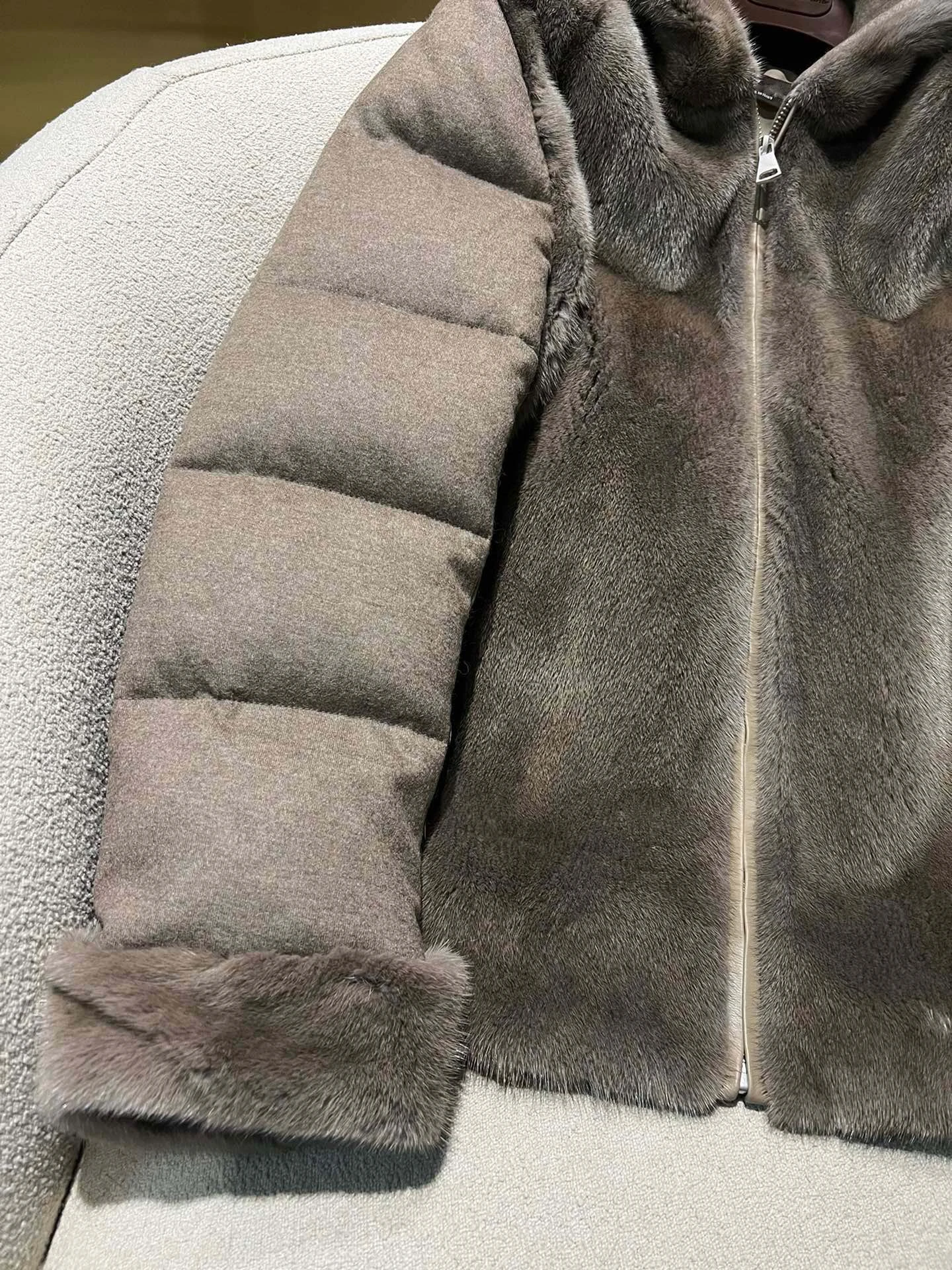 Hooded Down Jacket with Rich Mink Splicing Design, Luxurious Style, Elegant and Luxurious, Autumn and Winter, New, High Quality