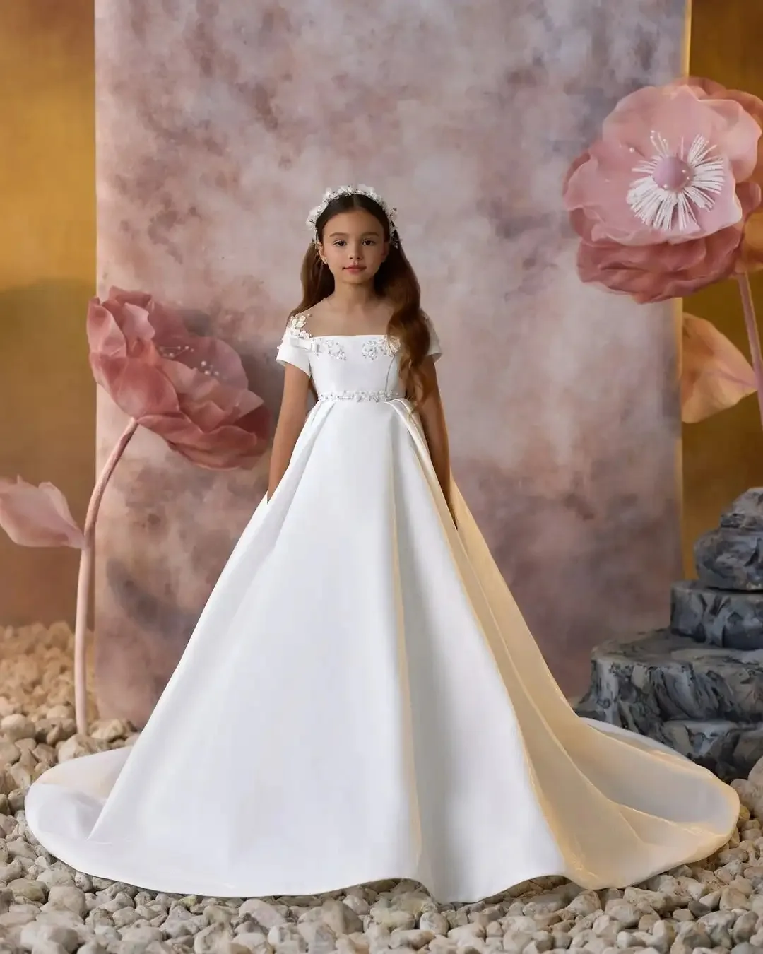 Wunderschönes Blumenmädchenkleid aus weißem Satin mit Blumenapplikationen, elegantes bodenlanges Prinzessinnenkleid für die Erstkommunion und formelle Anlässe – Detail 1