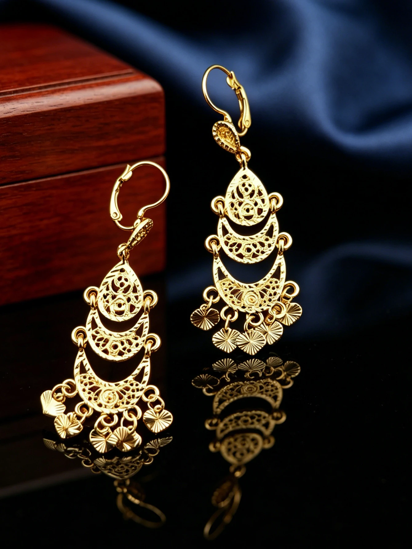 1 Pair of Vintage Court-Style Women's Earrings, Moon-Shaped Hollow Carving with Heart-Shaped Tassel Pendants, Jewelry Earrings for Arab Women for Weddings and Festivals