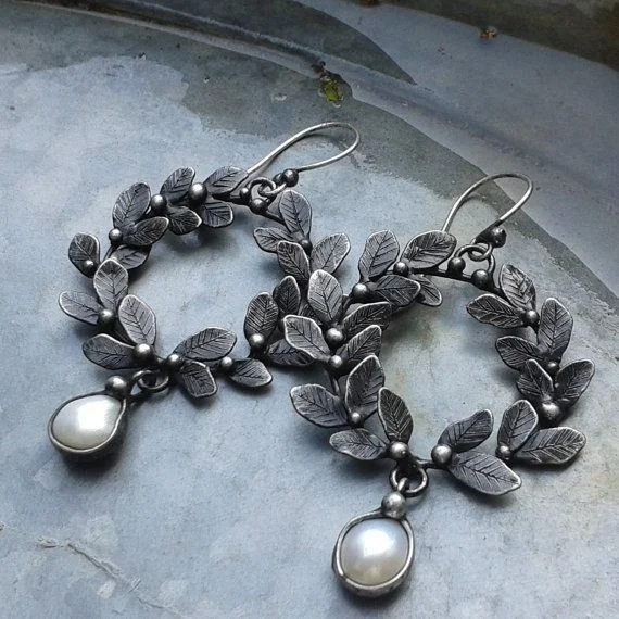 Ethnic Style Relief Branches and Leaves Wreath Paired with Imitation Pearl Ladies' Pendant Earrings for Party and Gathering
