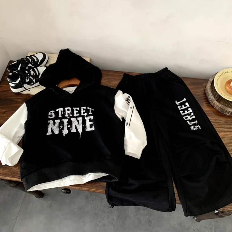 

Комплект для мальчиков, осенняя детская одежда 2023, модная красивая футболка с длинными рукавами и буквенным принтом, толстовка без рукавов, брюки, комплект из трех предметов