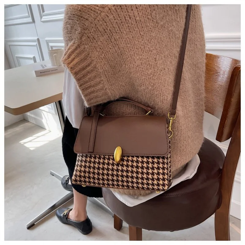 

Luxury Women's Messenger Bag Crafted From Arrow-Patterned Leather Boasting Paris Inspired And Casual Vintage Style