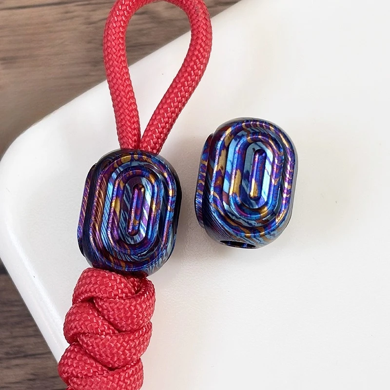 XGEDC チタン製マエストロフィンガーチップカードプッシャーペンダント（模様とエンドキャップ付き）- ストレス解消玩具