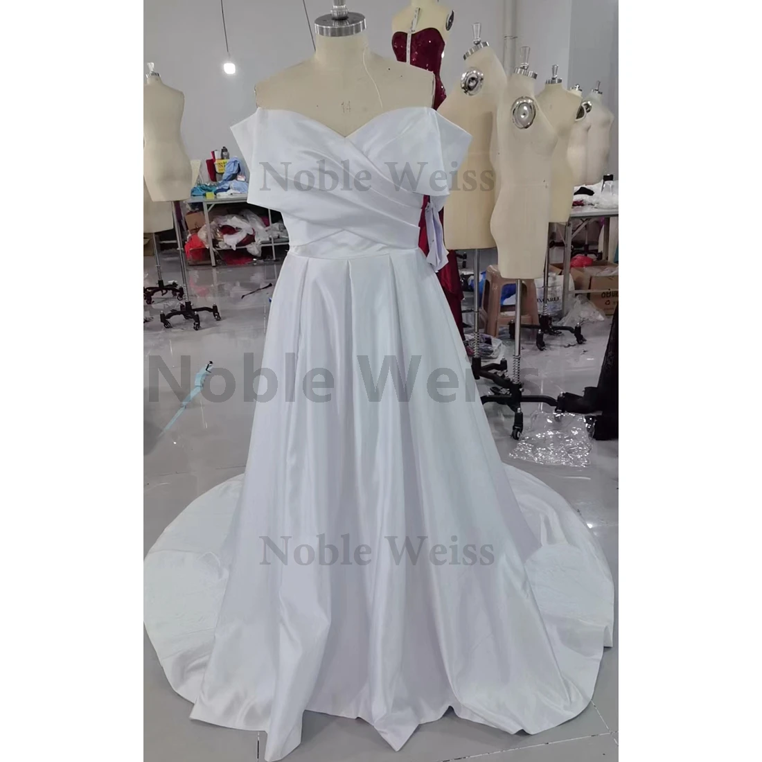 エレガントなサテンのウェディングドレス,ラインa,カスタムメイド