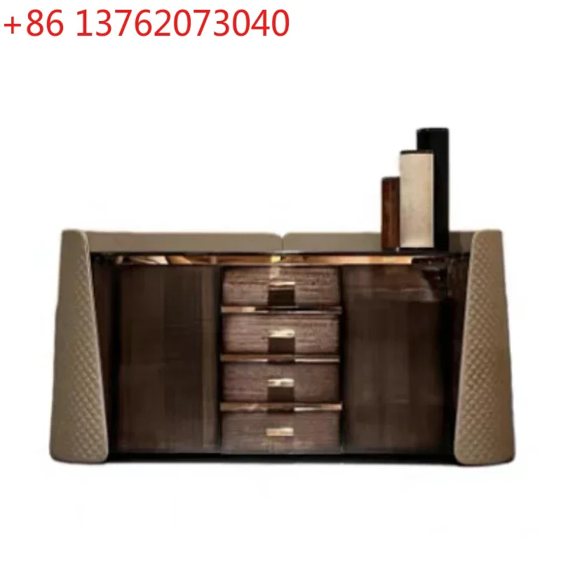 

Итальянский дизайнерский шкаф для прихожей с тремя ящиками и выдвижным ящиком для хранения.